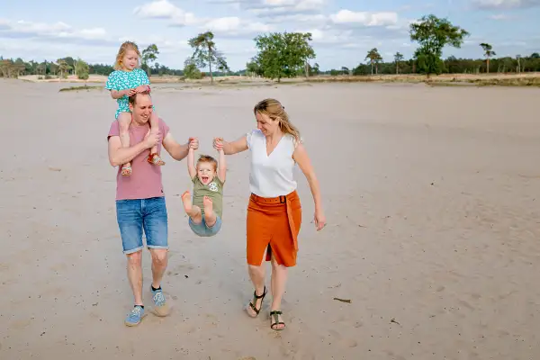 Fotoshoot met een jong gezin in duinen.