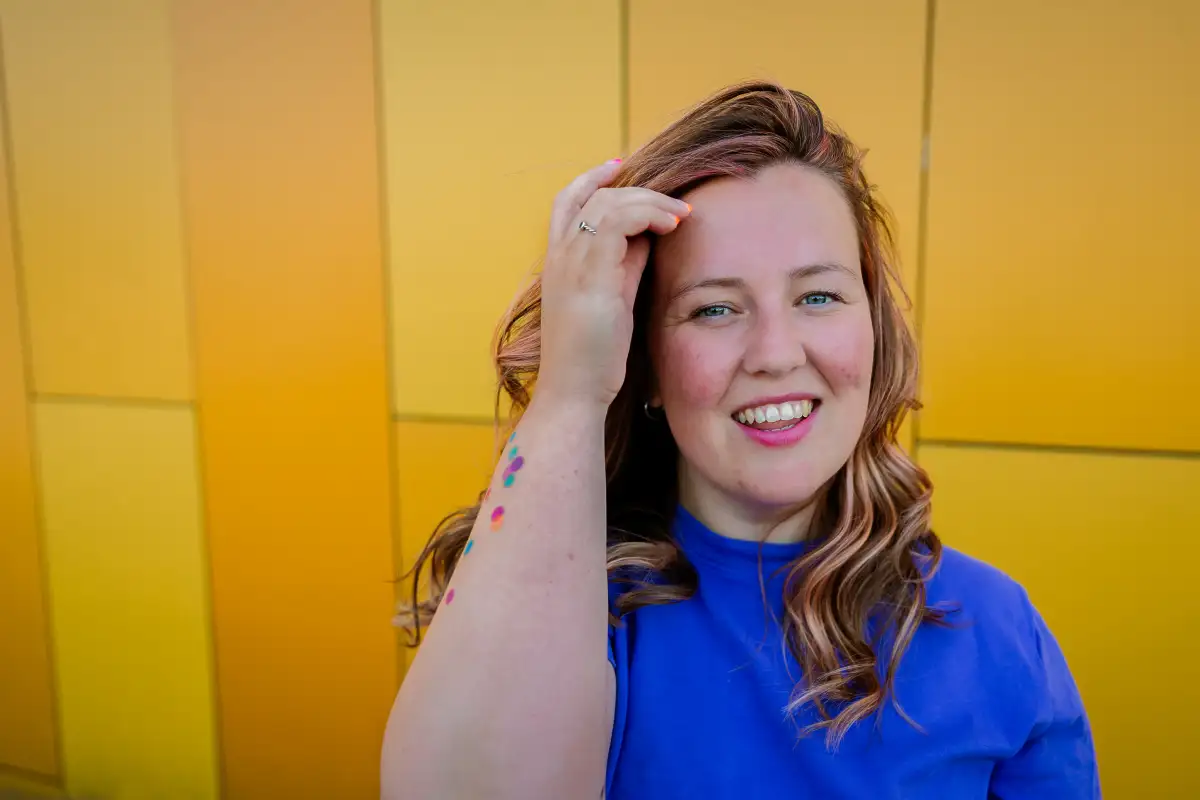 Fotoshoot met een collega fotograaf bij gele muur bij Chassé Promenade in Breda.