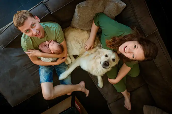Thumbnail Babyshoot met golden retriever – Newbornfotografie aan huis