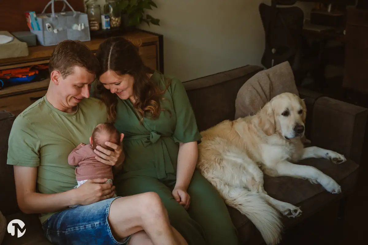 Newbornshoot aan huis met baby, ouders en golden retriever – fotograaf uit Brabant