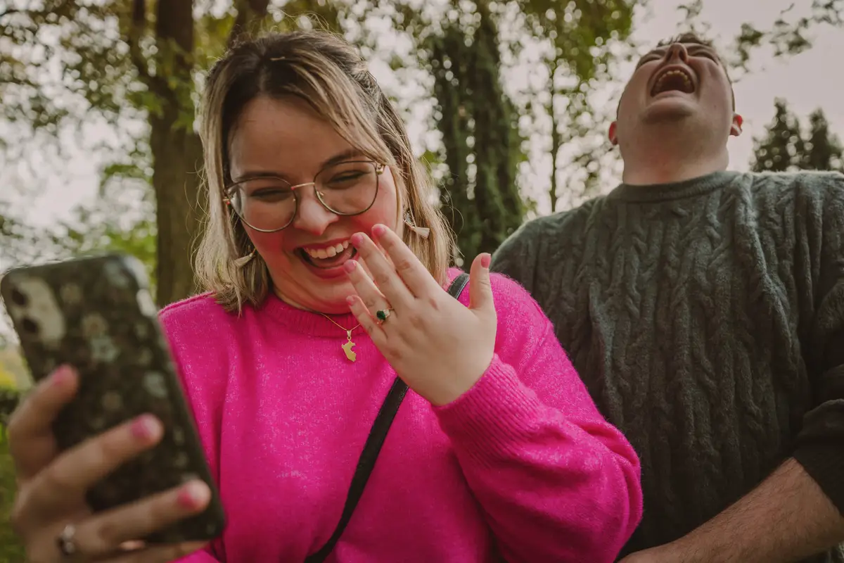 Huwelijksaanzoek tijdens loveshoot gefotografeerd door fotograaf in de Efteling.