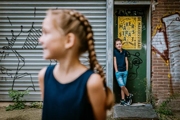 Broer en zus creatief gefotografeerd bij de Tramkade in Den Bosch