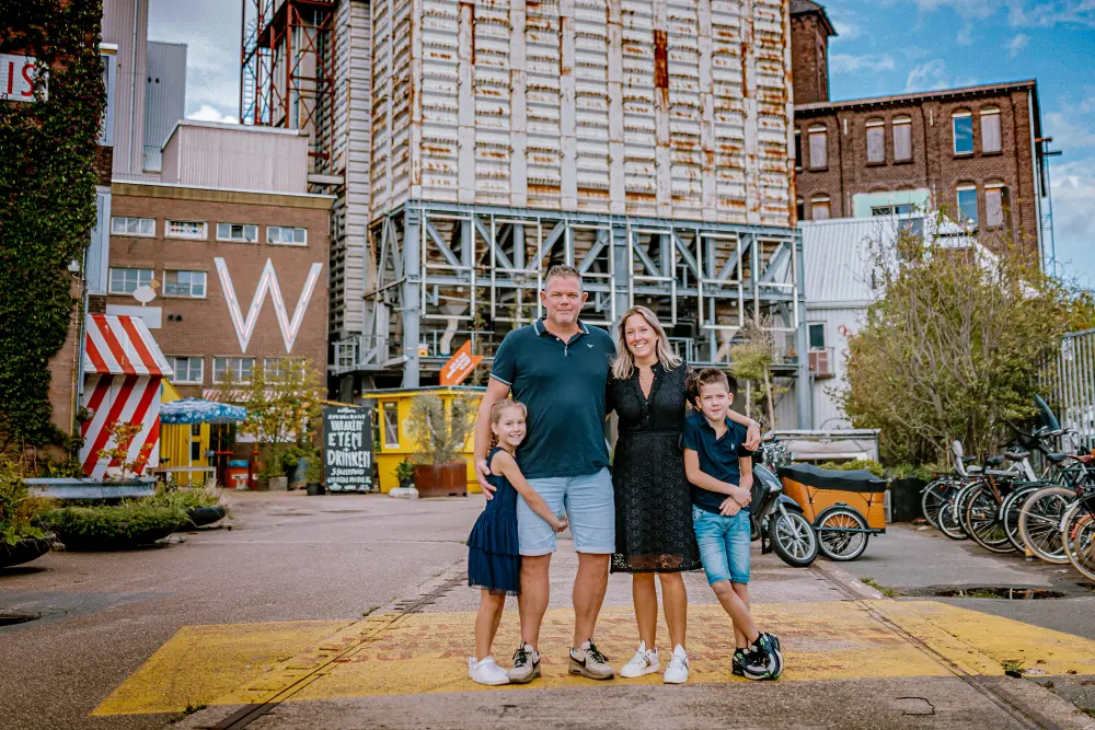 Gezin bij de Tramkade in Den Bosch door fotograaf uit Den Bosch