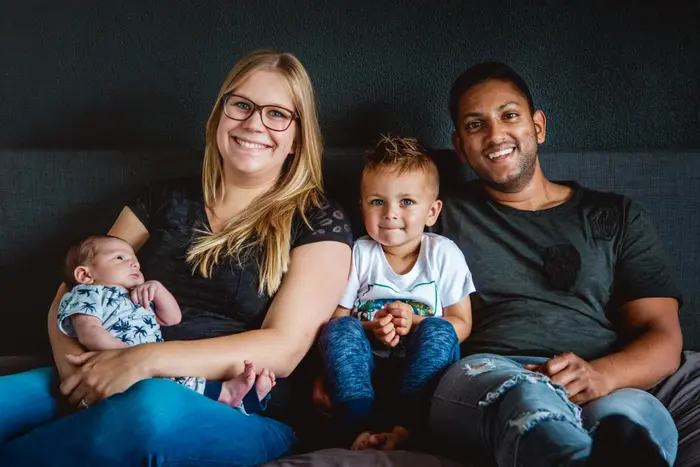 Geposeerde foto van een jong gezin.