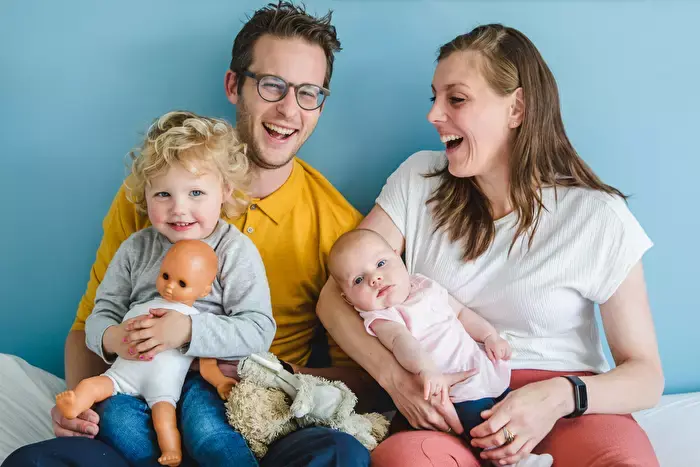 Jong gezin hebben samen een gezellig interactie tijdens de babyshoot.