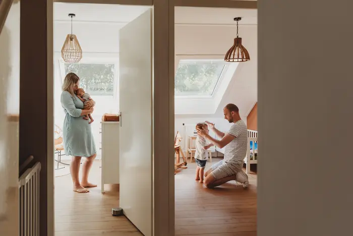Newbornshoot aan huis in Waalwijk tijdens verzorg moment.