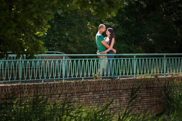 Verliefd stel tijdens een loveshoot op een brug bij het Lido in Waalwijk.