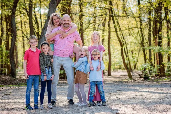 Gezin met 5 kinderen poseren tijdens een gezinsshoot.
