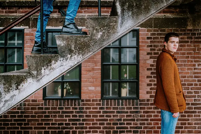Creatieve fotoshoot bij Sint Janskerk door fotograaf uit Waalwijk.
