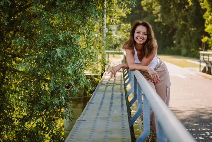 Jonge vrouw poseert bij reling van de spoorbrug door fotograaf uit Waalwijk.