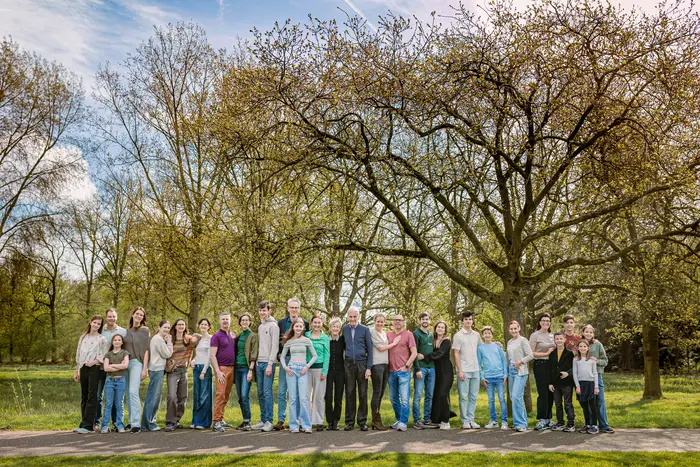 Familieshoot van grote familie in het Leijpark in Tilburg door fotograaf uit Tilburg.