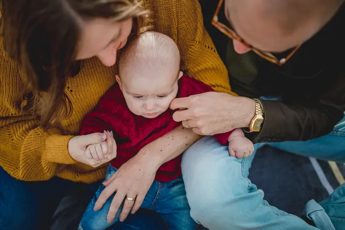 Ouder in connectie met hun baby tijdens een gezin fotoshoot.