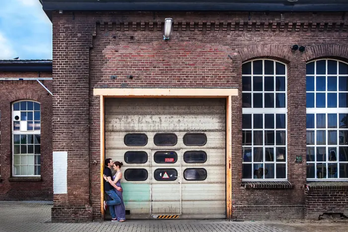 Loveshoot bij een roldeur op de Spoorzone in Tilburg.
