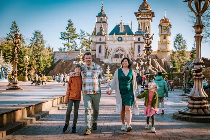 Gezin loopt over de Pardoes Promenade in de Eftling tijdens een fotoshoot.