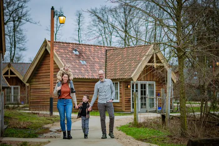 Gezin loopt tijdens een shoot door het Loonsche Land gefotografeerd door een fotograaf uit Kaatsheuvel.