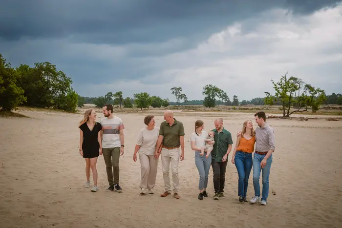 Familie loopt door de Loonse en Drunense duinen in Kaatsheuvel.
