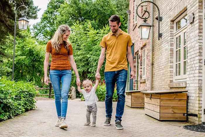 Gezin loopt over het Dorpsplein in Bosrijk van de Efteling.