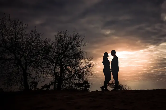 Loveshoot bij zonsondergang bij de Roestelberg door fotograaf uit Kaatsheuvel.