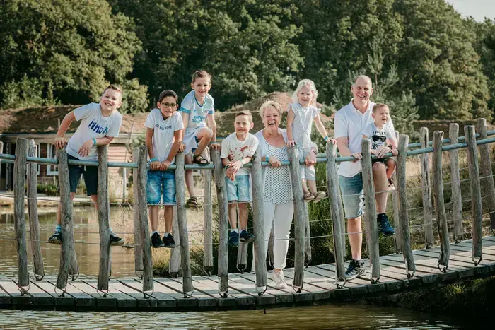 opa en oma met kleinkinderen tijdens een familieshoot in het Loonsche Land fotograaf  in Kaatsheuvel.
