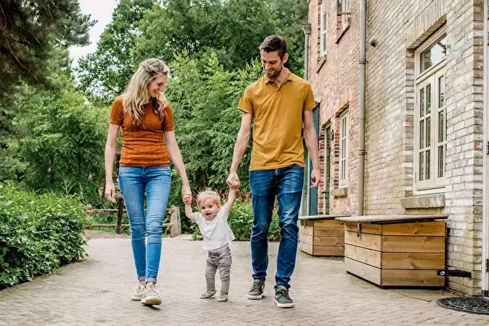 Gezin loopt over het Dorpsplein in Bosrijk van de Efteling.
