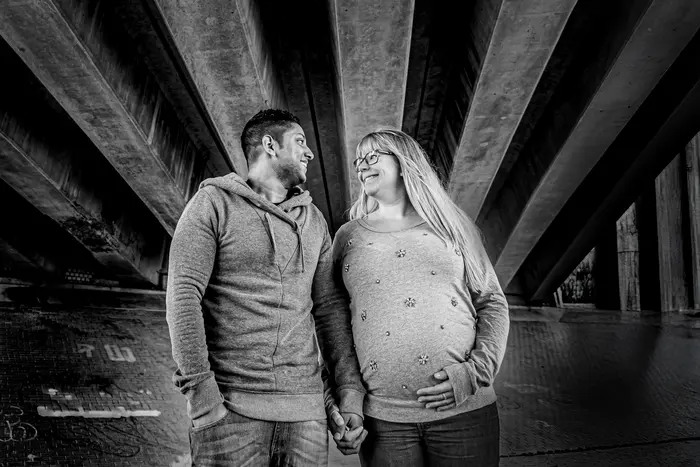 Zwangerschapsshoot op industrële locatie