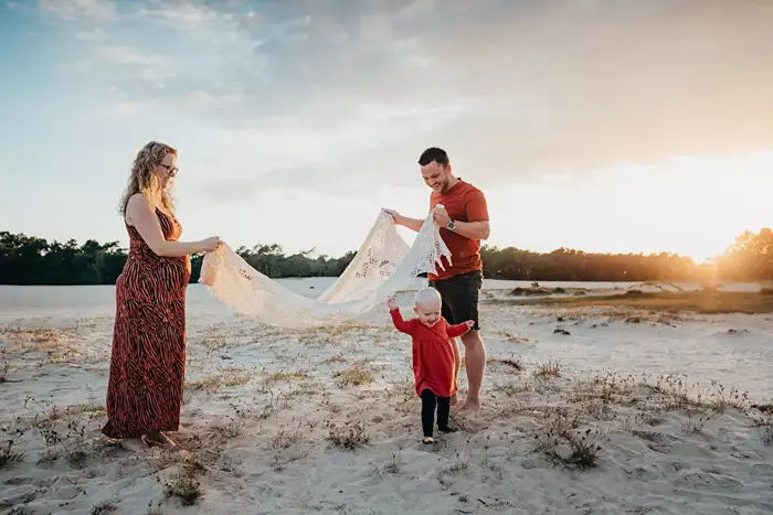 Jong gezin tijdens een zwangerschapsshoot bij Bosch & Duin in Udenhout