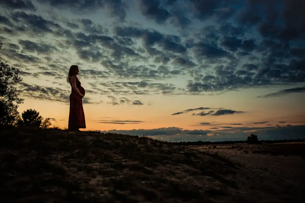 Zwangerevrouw in tegenlicht in de Loonse Duinen in Brabant