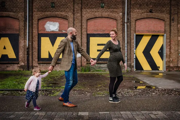 Jong gezin tijdens een zwangerschapsshoot bij de Spoorzone in Tilburg