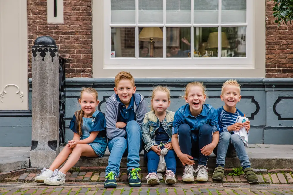 Kinderen op een stoepje in Heusden tijdens een familie fotoshoot in Brabant door fotograaf in Breda.
