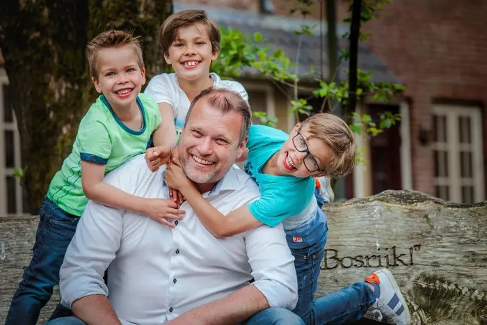 Vader met kinderen tijdens een familieshoot in Bosrijk van de Efteling door fotograaf Noord-Brabant.