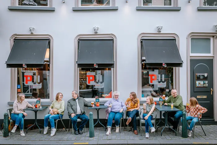 Familie fotoshoot op terras bij stamkroeg in de stad van Breda.