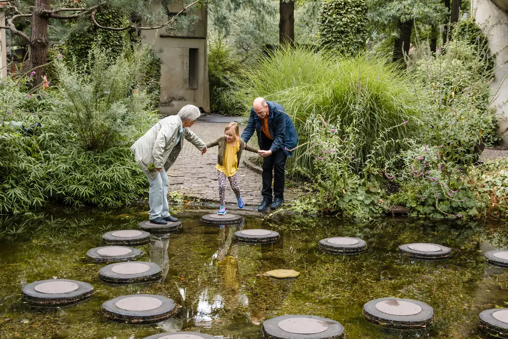 Familie poseert in de Efteling door fotograaf uit Kaatsheuvel Brabant