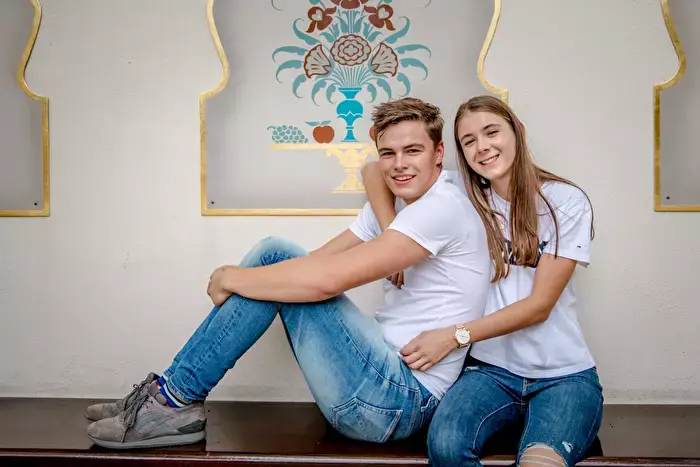 Jong stel poseert bij muur van Indische Waterlelies in de Efteling.