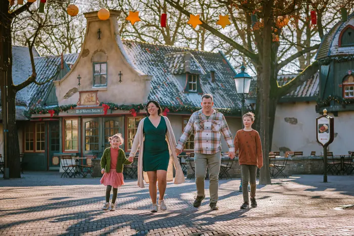 Gezins fotoshoot op het Anton Pieckplein van de Efteling.