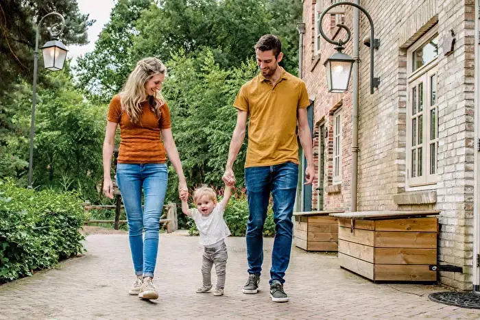 Jong gezin tijdens een fotoshoot op het Dorpsplein in bosrijk.