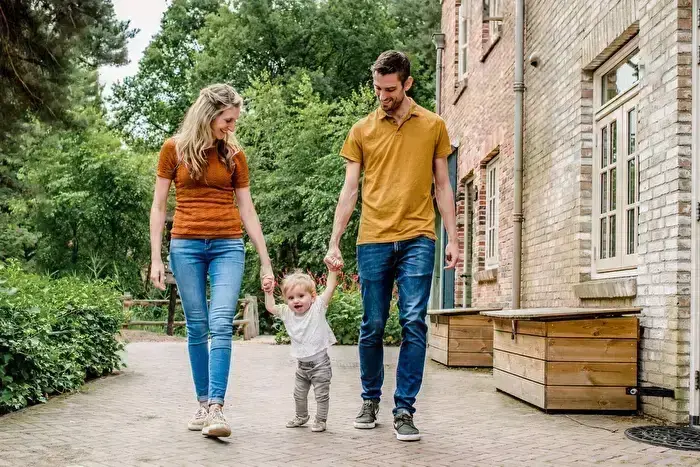 Jong gezin tijdens een fotoshoot op het Dorpsplein in bosrijk.