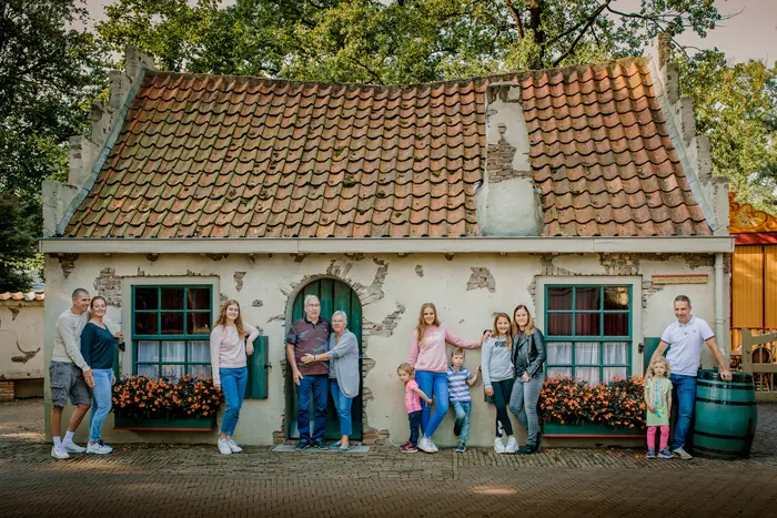 Fotoshoot met familie bij een Anton Pieckhuisje.