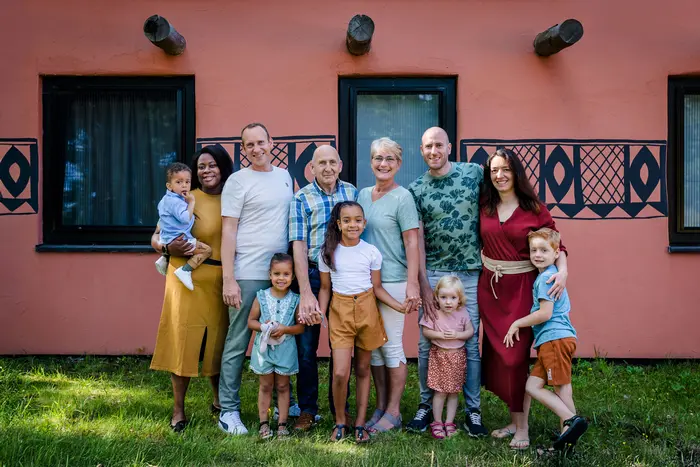 Familieshoot bij een huisje van het Safari Resort van de Beekse Bergen.