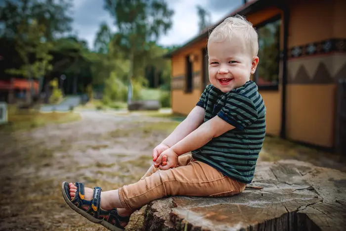 Klein jongetje tijdens een fotoshoot bij huisje van het Safari Resort in Hilvarenbeek.