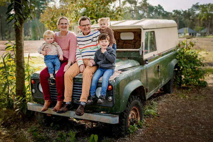 Opa en oma met kleinkinderen op landrover tijdens fotoshoot in de Beekse Bergen.