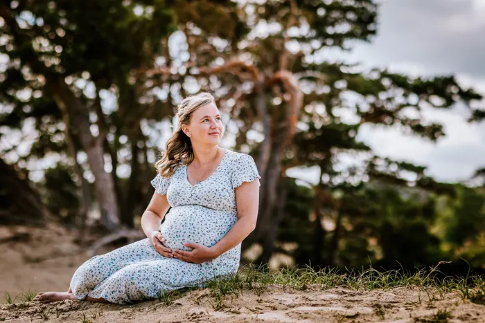 Zwangerschapsshoot in Oosterhout in de natuur.