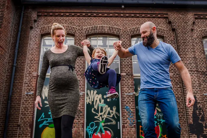  Zwangerschapsshoot buiten met een gezin.