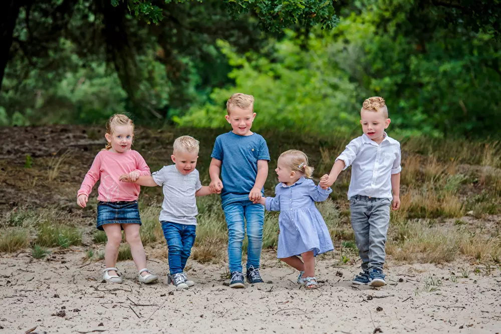 Kindjes lopen door de duinen in Teteringen 