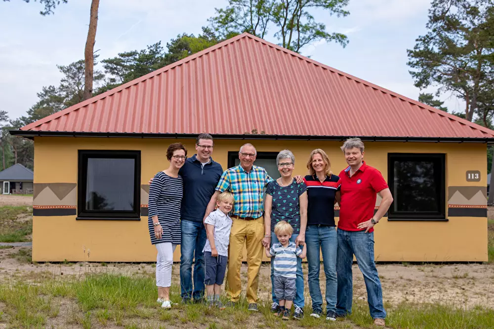 Fotoshoot van een familie bij vakantiehuis in de Beekse Bergen..