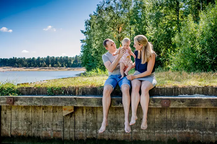 Fotoshoot van een gezin op een steigertje