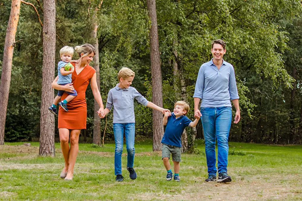 Gezinsfoto in de bossen.