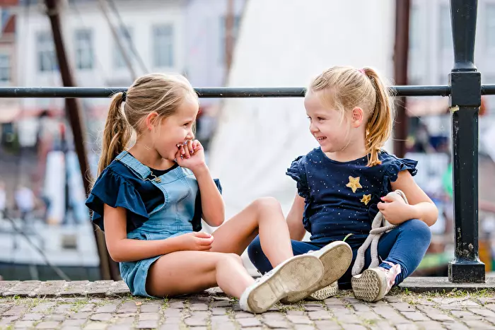 Meisjes bij de Piushaven. 