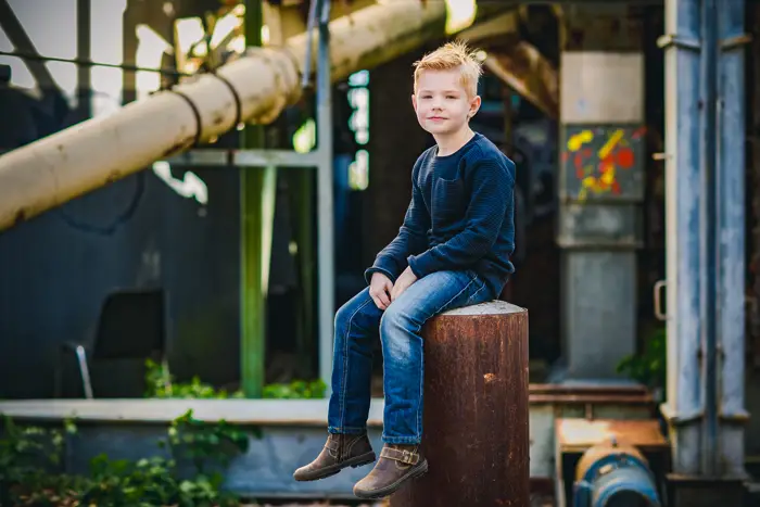 Fotoshoot met jongen op een industriële locatie 