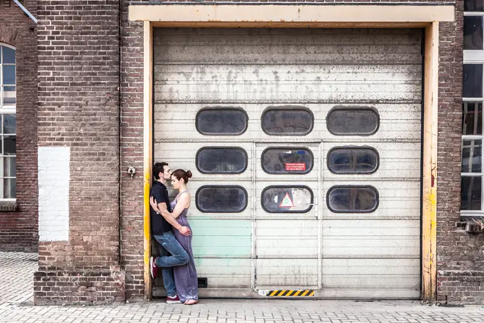 Loveshoot op een industriële locatie