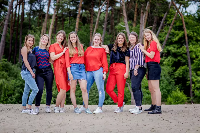 Gezellige meiden tijdens een fotoshoot in de duinen